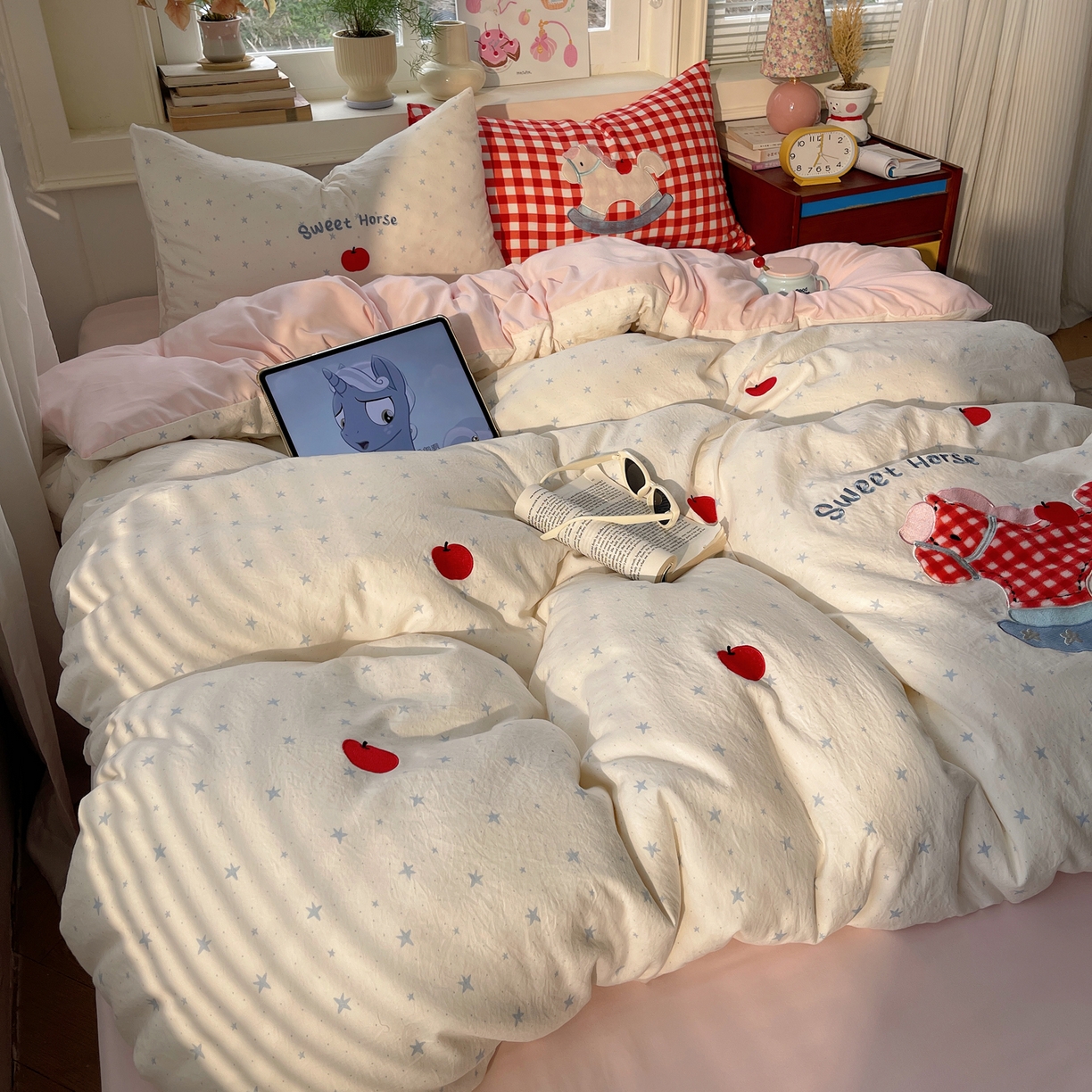 91家纺网 家纺一手货源 找家纺 贝扬思家纺 2026春夏新款云朵贴布绣绣花四件套 苹果马