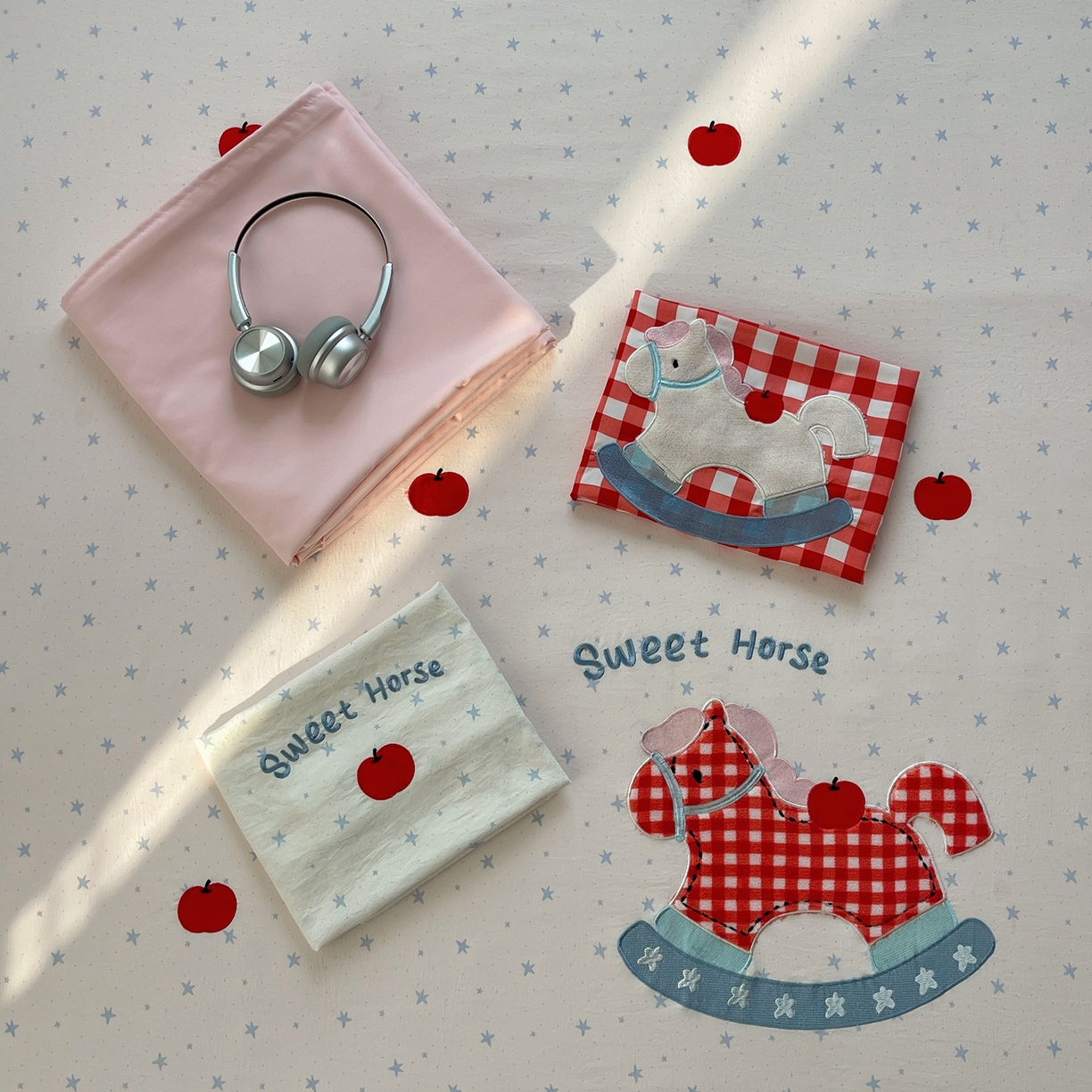 91家纺网 家纺一手货源 找家纺 贝扬思家纺 2026春夏新款云朵贴布绣绣花四件套 苹果马