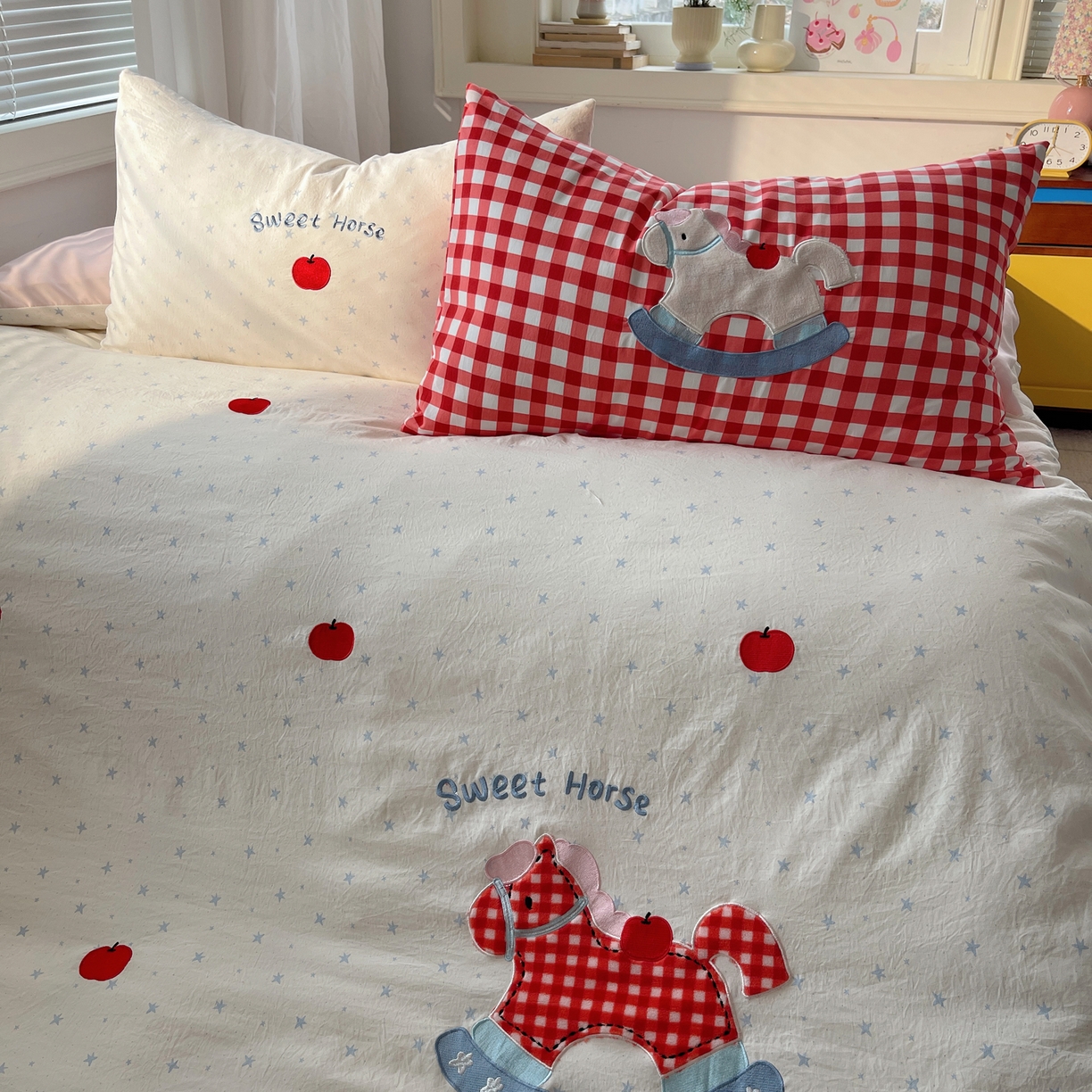 91家纺网 家纺一手货源 找家纺 贝扬思家纺 2026春夏新款云朵贴布绣绣花四件套 苹果马