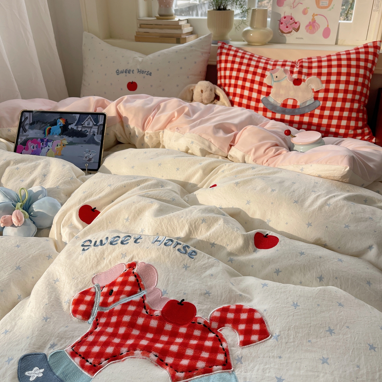 91家纺网 家纺一手货源 找家纺 贝扬思家纺 2026春夏新款云朵贴布绣绣花四件套 苹果马