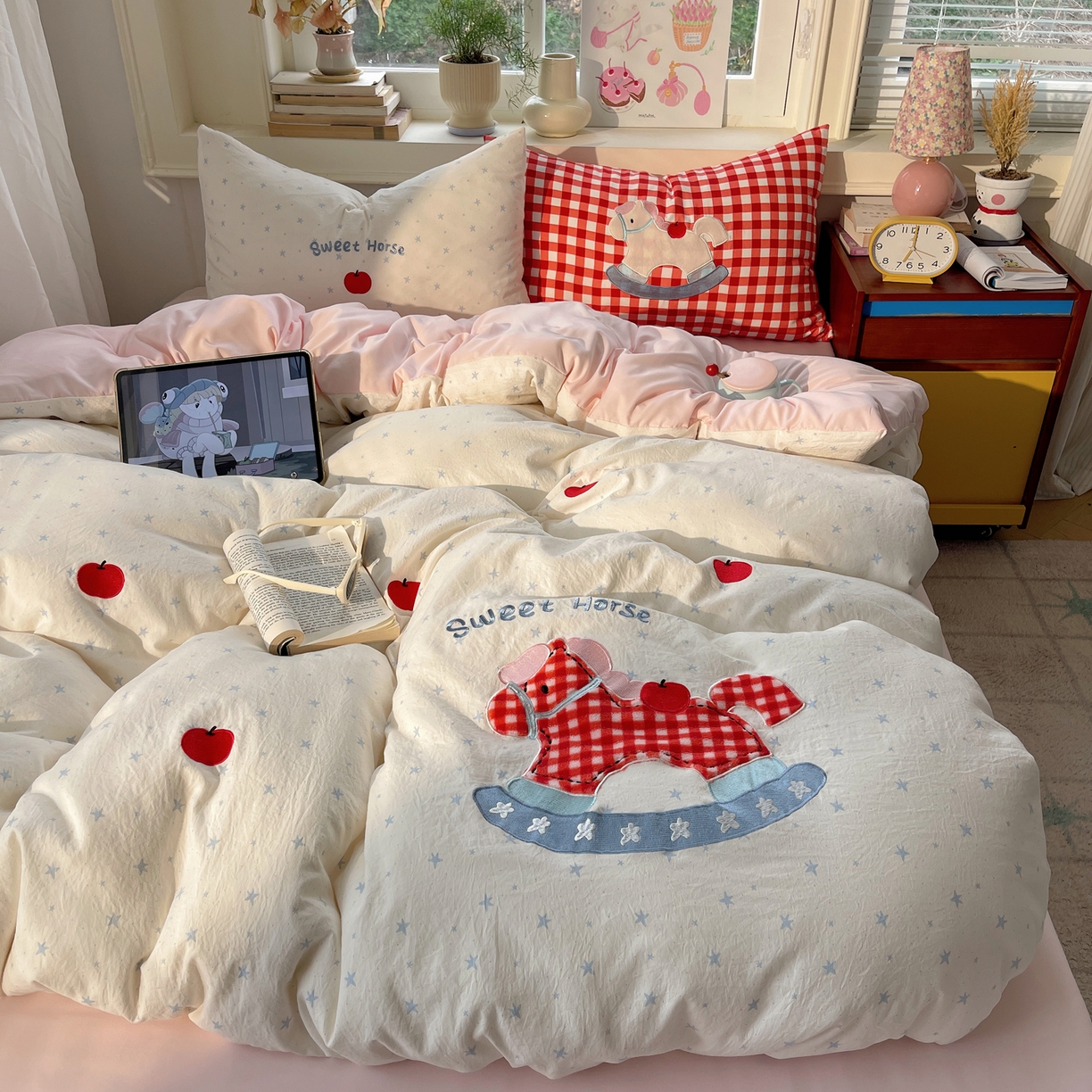 91家纺网 家纺一手货源 找家纺 贝扬思家纺 2026春夏新款云朵贴布绣绣花四件套 苹果马