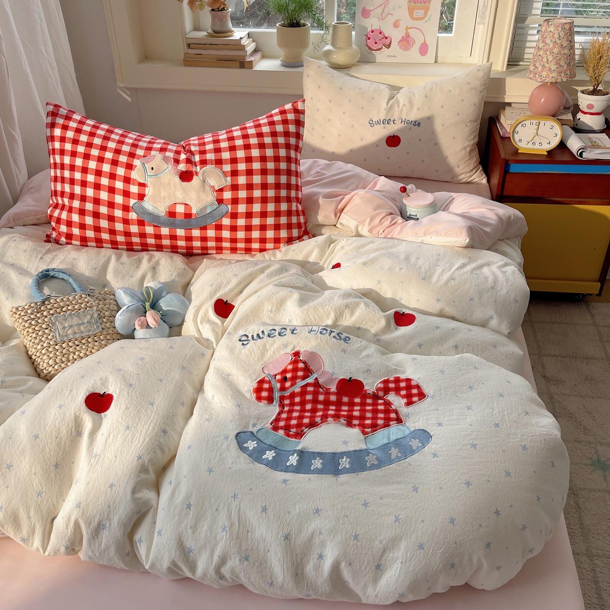 91家纺网 家纺一手货源 找家纺 贝扬思家纺 2026春夏新款云朵贴布绣绣花四件套 苹果马