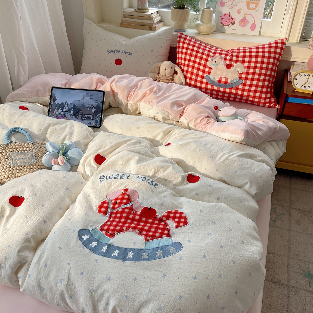 91家纺网 家纺一手货源 找家纺 贝扬思家纺 2026春夏新款云朵贴布绣绣花四件套 苹果马