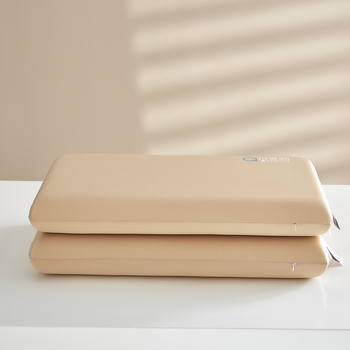 91家纺网 家纺一手货源 找家纺 云梦枕居 2026新款零压助眠深睡水光枕慢回弹记忆枕头枕芯 酒店面包枕 香槟色