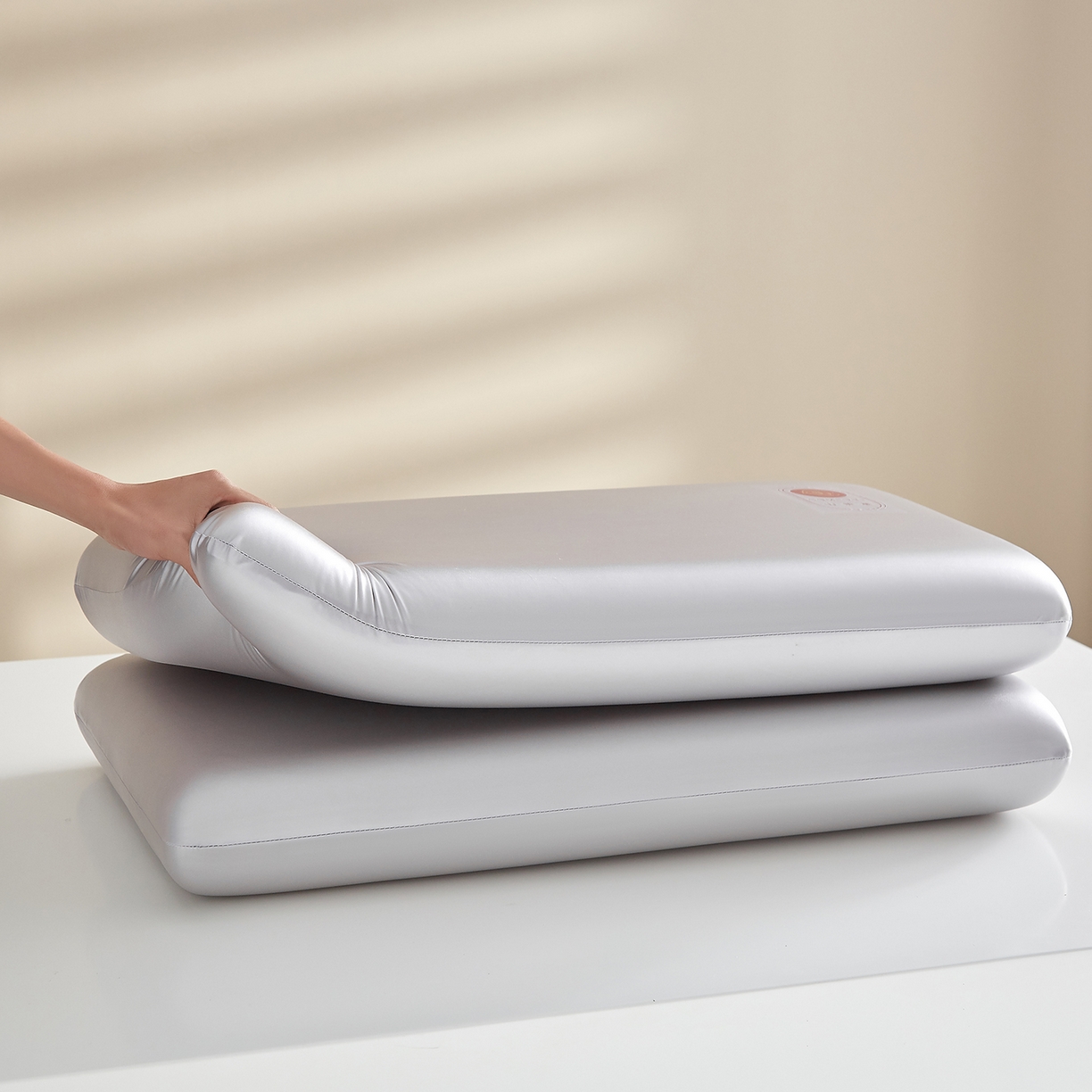 91家纺网 家纺一手货源 找家纺 云梦枕居 2026新款零压助眠深睡水光枕慢回弹记忆枕头枕芯 酒店面包枕 气质灰