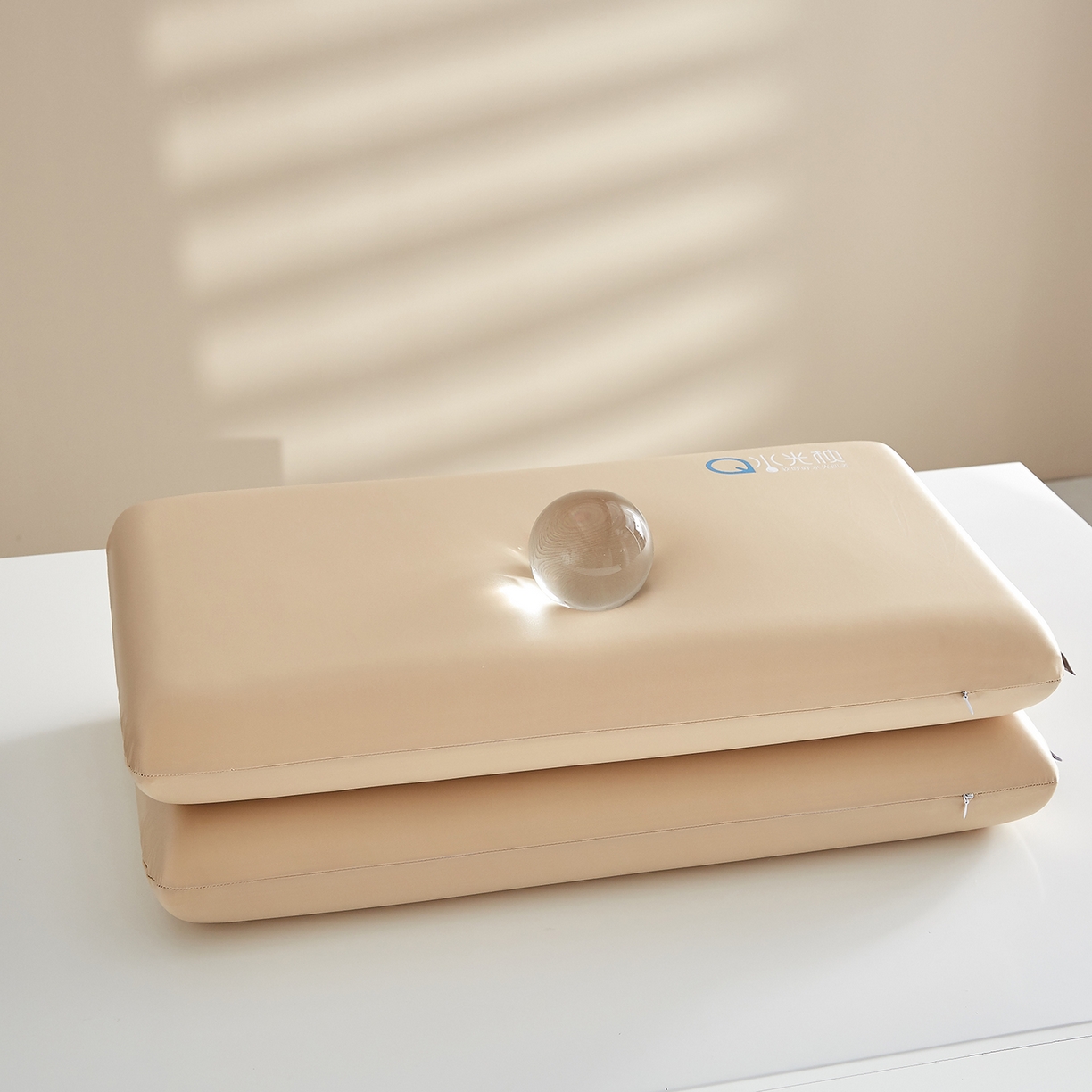 91家纺网 家纺一手货源 找家纺 云梦枕居 2026新款零压助眠深睡水光枕慢回弹记忆枕头枕芯 酒店面包枕 香槟色