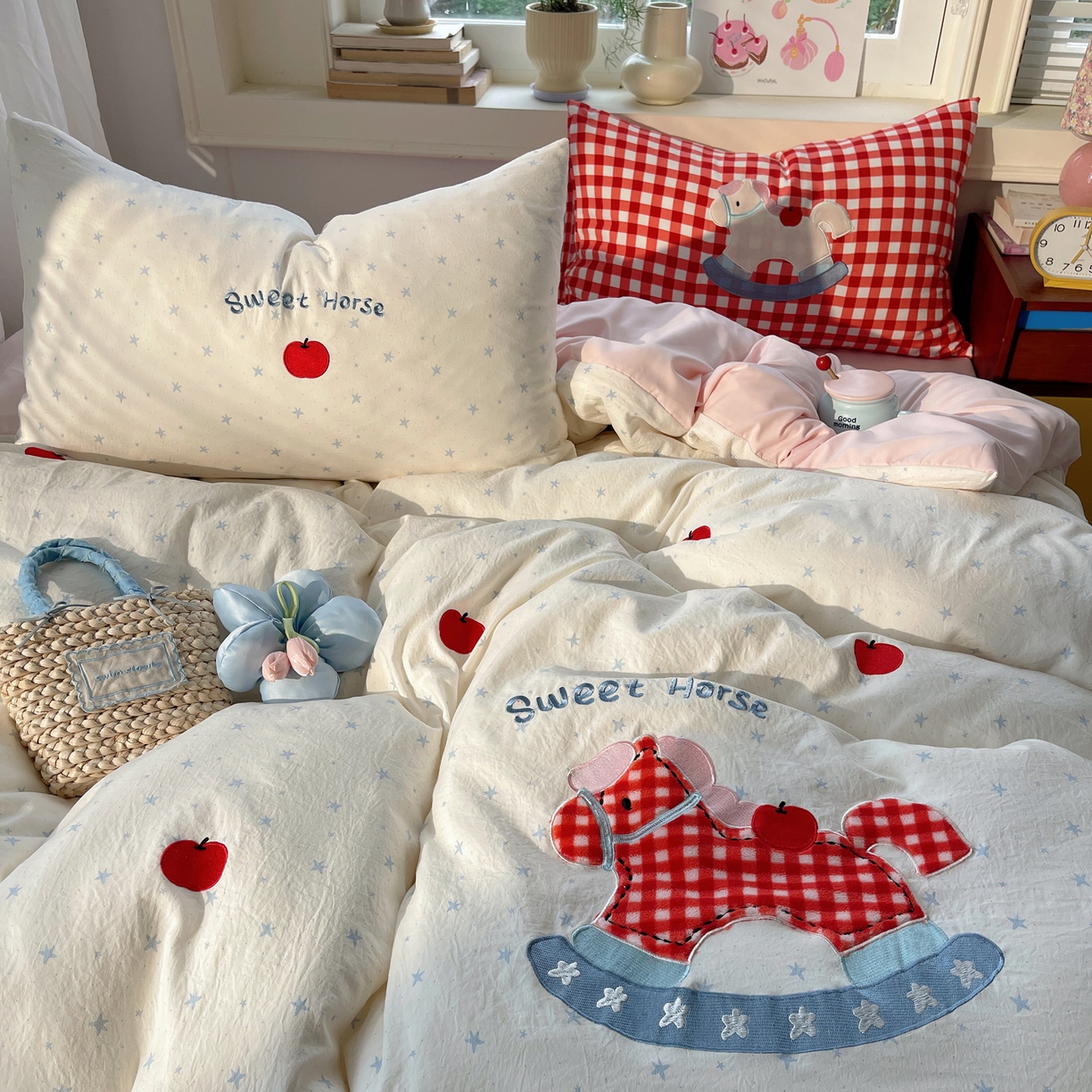 91家纺网 家纺一手货源 找家纺 贝扬思家纺 2026春夏新款云朵贴布绣绣花四件套 苹果马