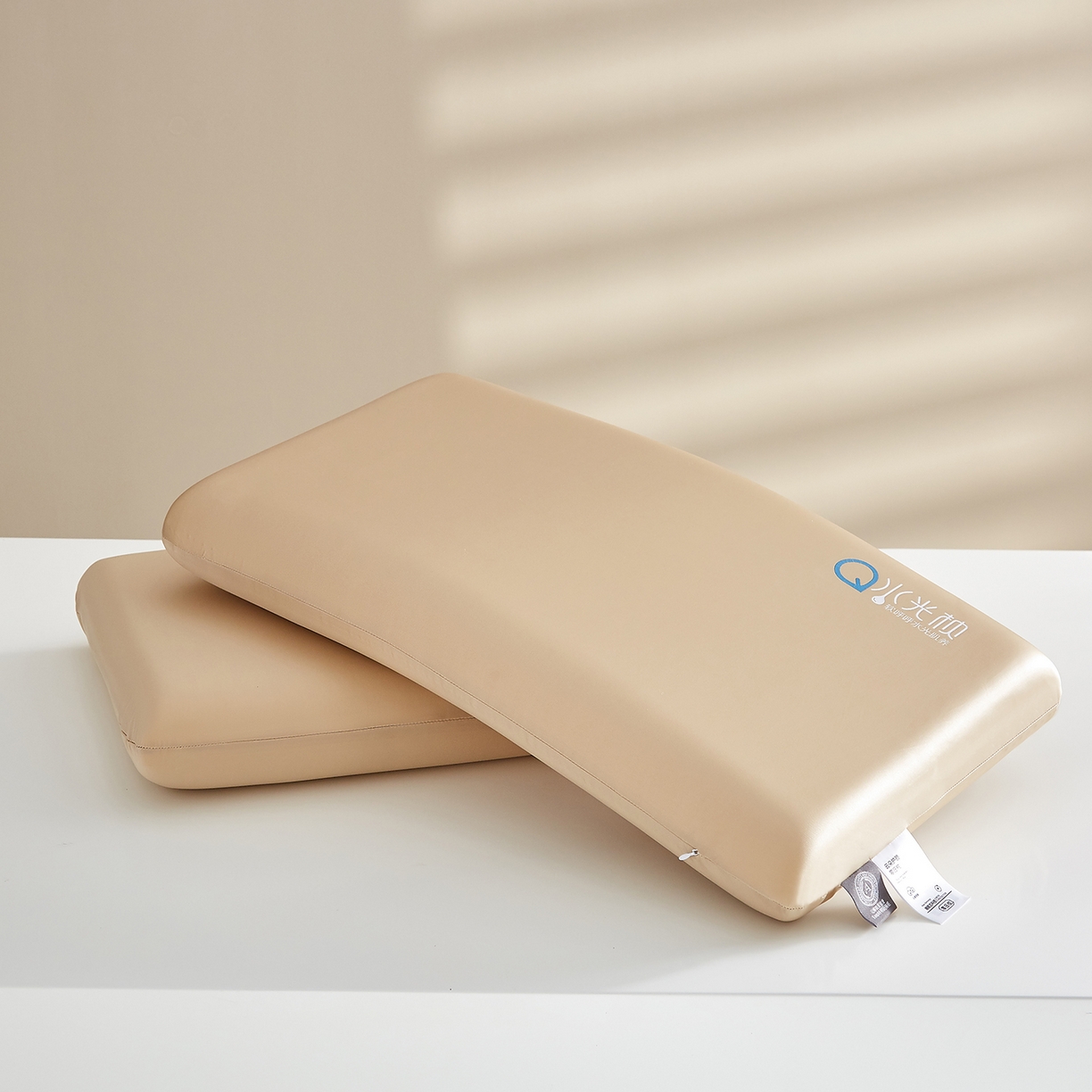 91家纺网 家纺一手货源 找家纺 云梦枕居 2026新款零压助眠深睡水光枕慢回弹记忆枕头枕芯 酒店面包枕 香槟色