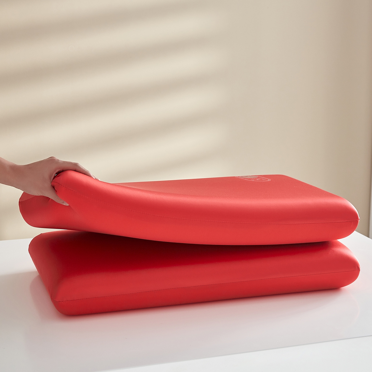 91家纺网 家纺一手货源 找家纺 云梦枕居 2026新款零压助眠深睡水光枕慢回弹记忆枕头枕芯 酒店面包枕 雅致红