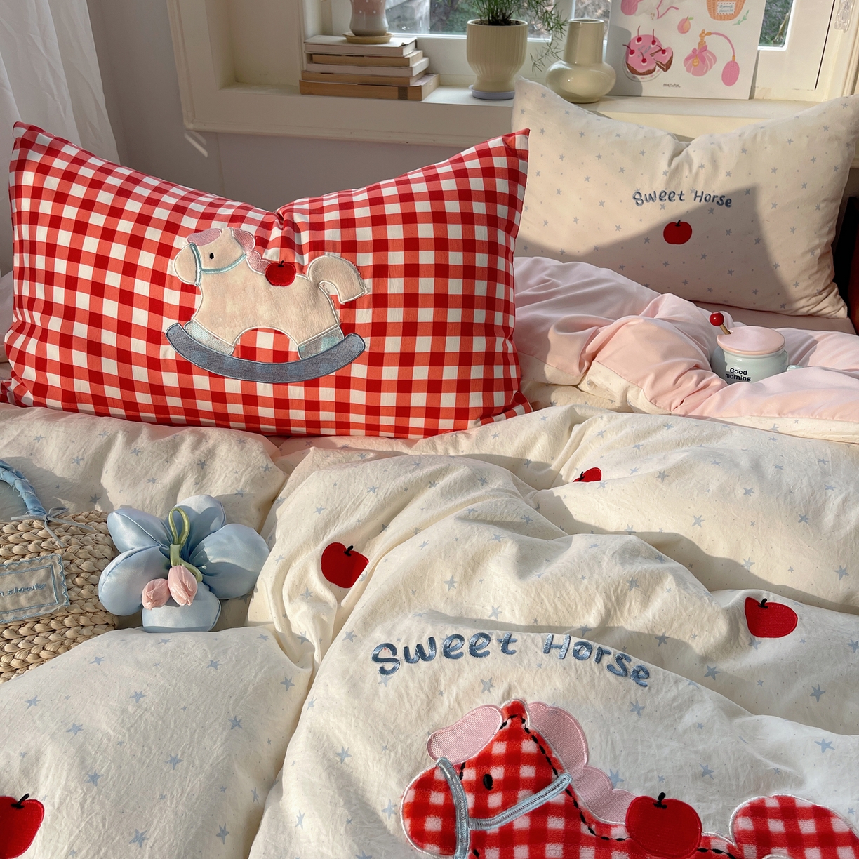 91家纺网 家纺一手货源 找家纺 贝扬思家纺 2026春夏新款云朵贴布绣绣花四件套 苹果马