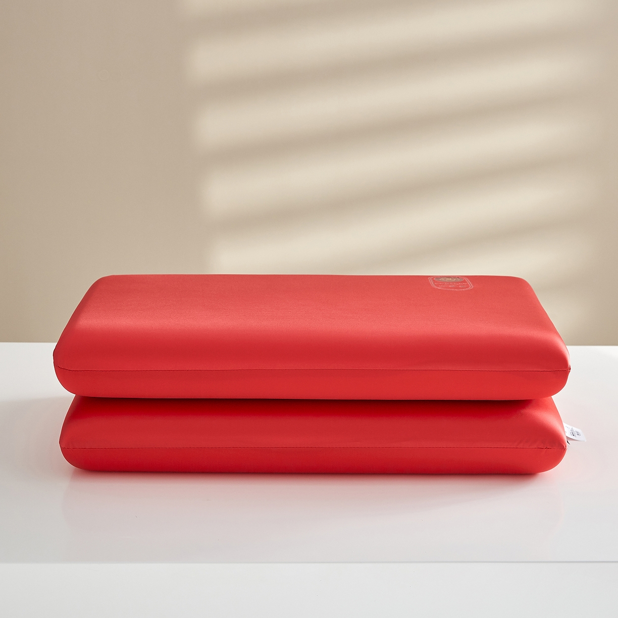 91家纺网 家纺一手货源 找家纺 云梦枕居 2026新款零压助眠深睡水光枕慢回弹记忆枕头枕芯 酒店面包枕 雅致红