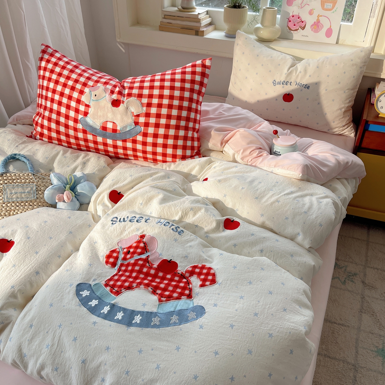 91家纺网 家纺一手货源 找家纺 贝扬思家纺 2026春夏新款云朵贴布绣绣花四件套 苹果马