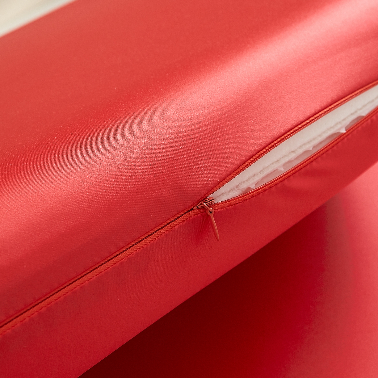 91家纺网 家纺一手货源 找家纺 云梦枕居 2026新款零压助眠深睡水光枕慢回弹记忆枕头枕芯 酒店面包枕 雅致红