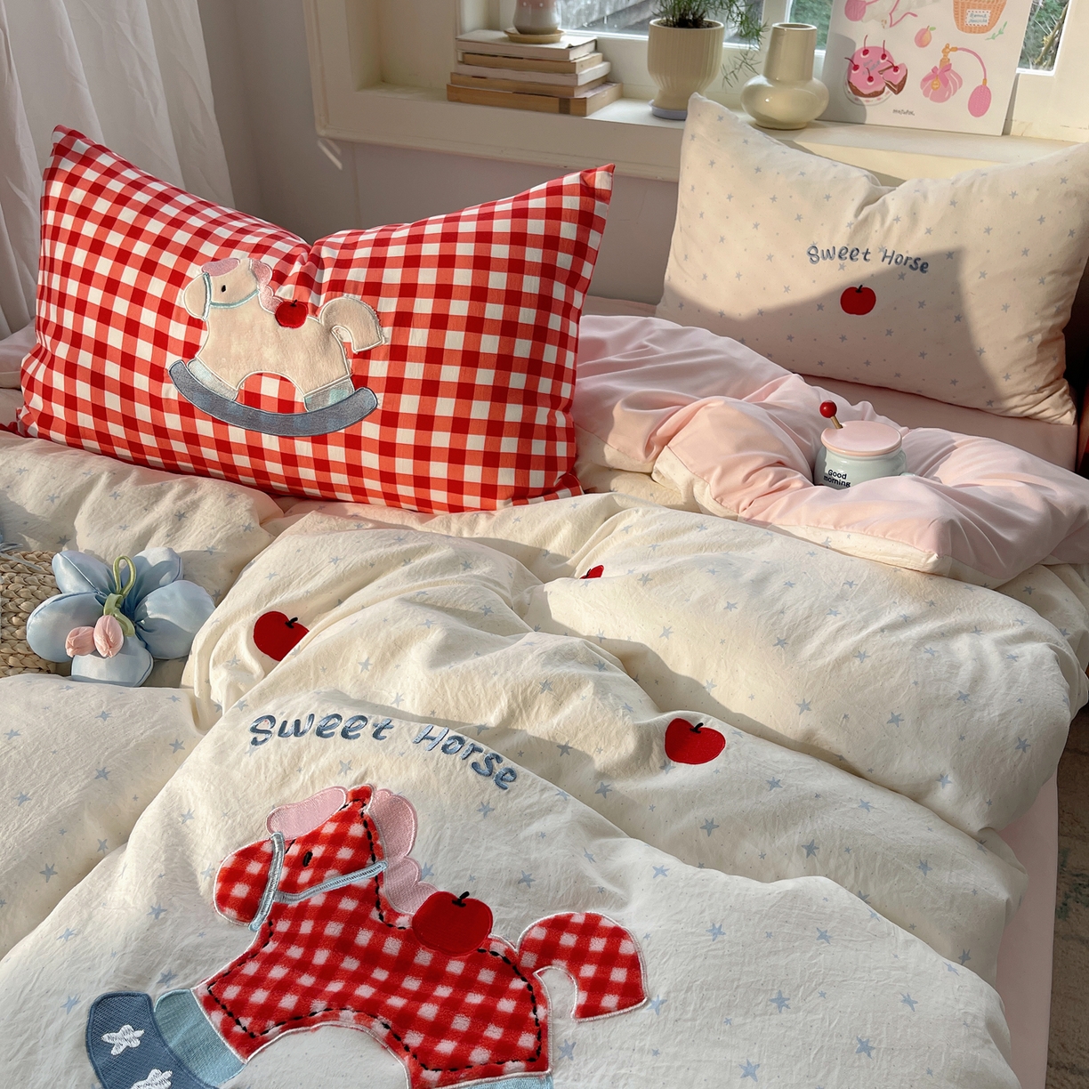 91家纺网 家纺一手货源 找家纺 贝扬思家纺 2026春夏新款云朵贴布绣绣花四件套 苹果马