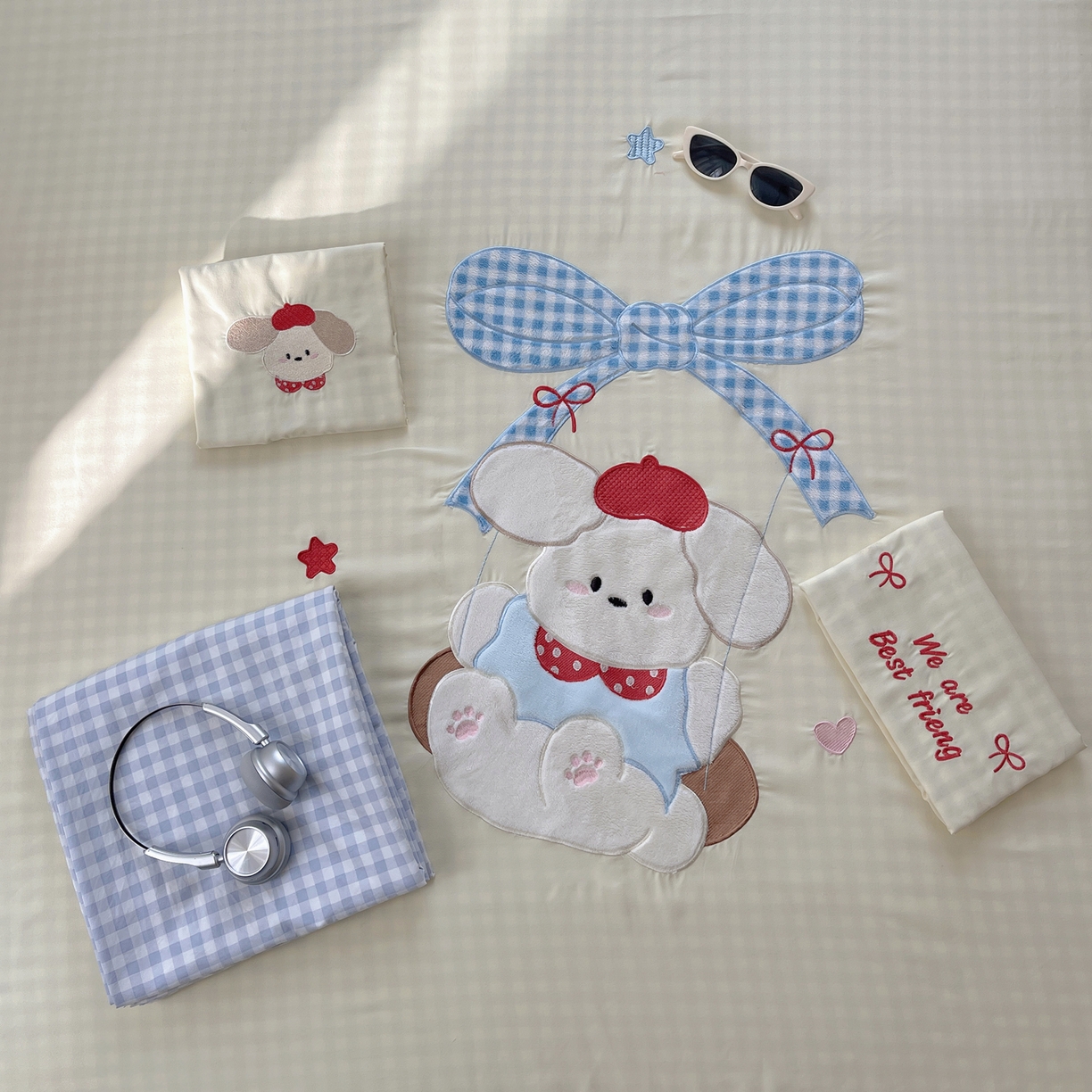 91家纺网 家纺一手货源 找家纺 贝扬思家纺 2026春夏新款云朵贴布绣绣花四件套 秋千小白