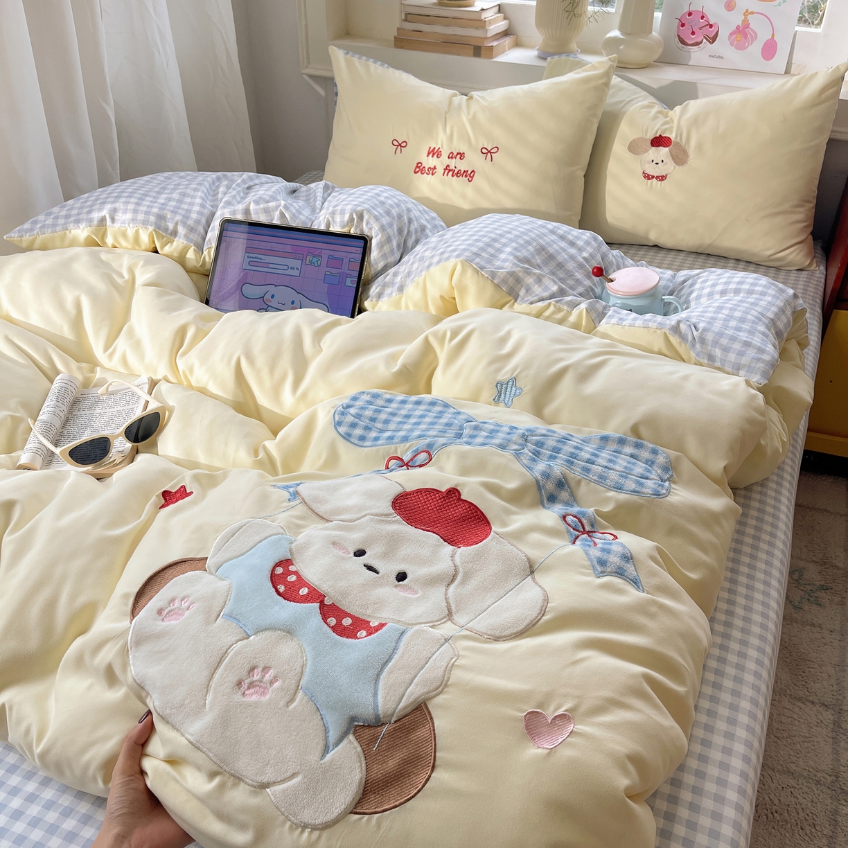 91家纺网 家纺一手货源 找家纺 贝扬思家纺 2026春夏新款云朵贴布绣绣花四件套 秋千小白