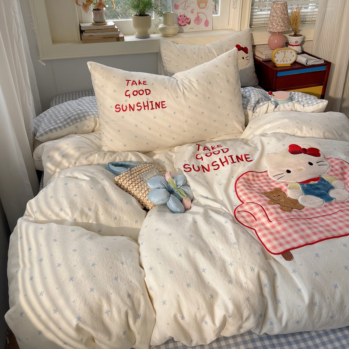 91家纺网 家纺一手货源 找家纺 贝扬思家纺 2026春夏新款云朵贴布绣绣花四件套 沙发粉猫