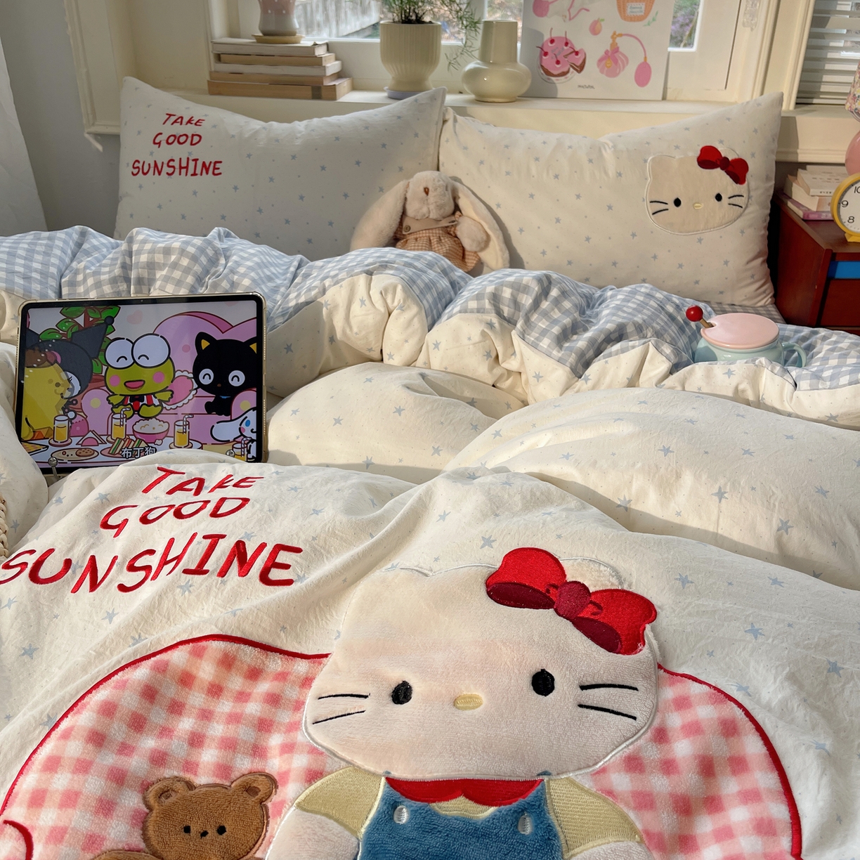 91家纺网 家纺一手货源 找家纺 贝扬思家纺 2026春夏新款云朵贴布绣绣花四件套 沙发粉猫