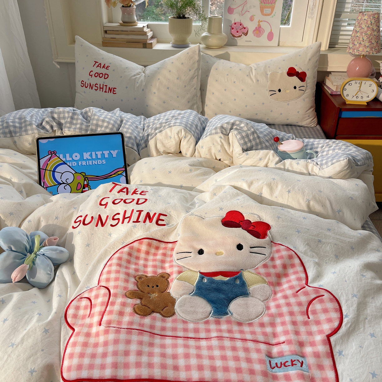 91家纺网 家纺一手货源 找家纺 贝扬思家纺 2026春夏新款云朵贴布绣绣花四件套 沙发粉猫