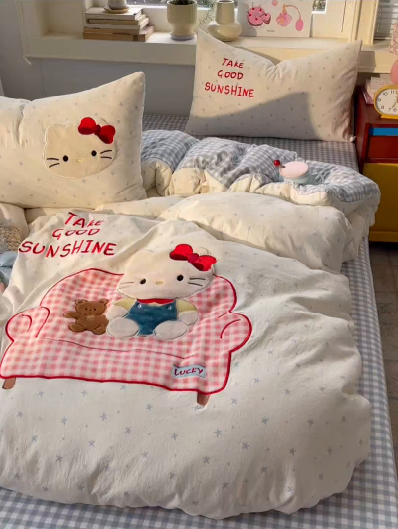 91家纺网 家纺一手货源 找家纺 贝扬思家纺 2026春夏新款云朵贴布绣绣花四件套 沙发粉猫