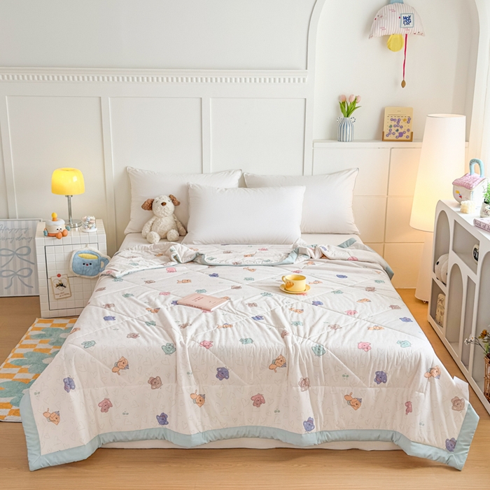 91家纺网 家纺一手货源 找家纺 帕拉美拉 2026新款A类印花冰凉丝凉感丝手包大宽边夏被 彩虹奶狗