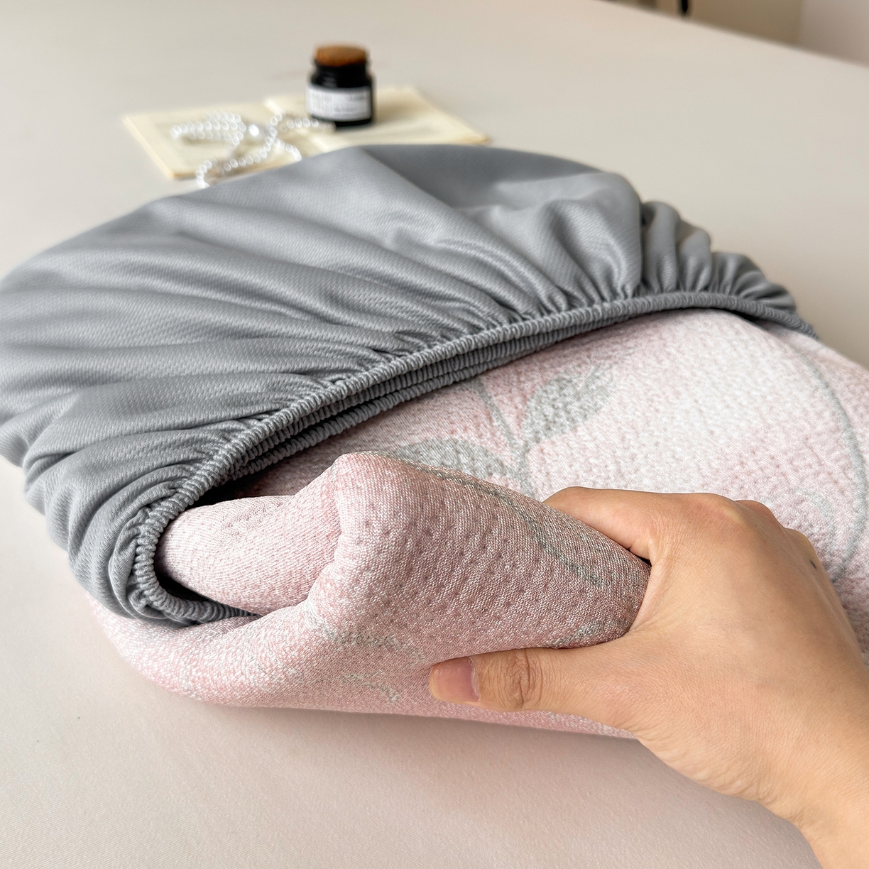 91家纺网 家纺一手货源 找家纺 柔品 2026春夏新款PE中分子床笠款凉席席子 巴黎印象 粉