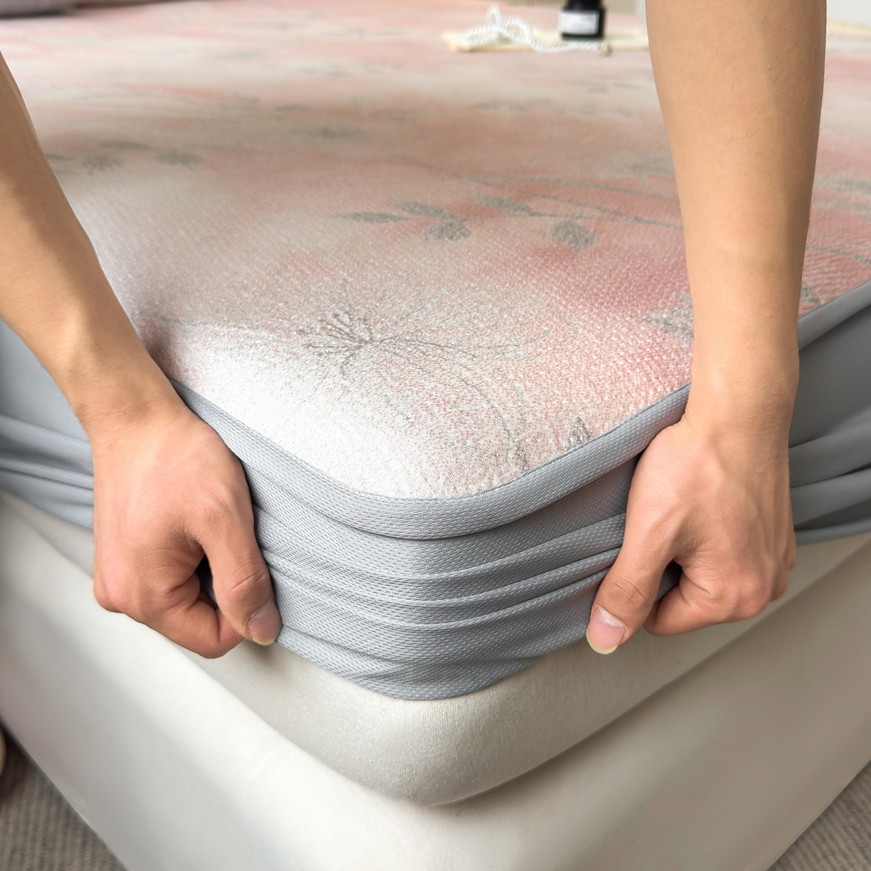 91家纺网 家纺一手货源 找家纺 柔品 2026春夏新款PE中分子床笠款凉席席子 巴黎印象 粉