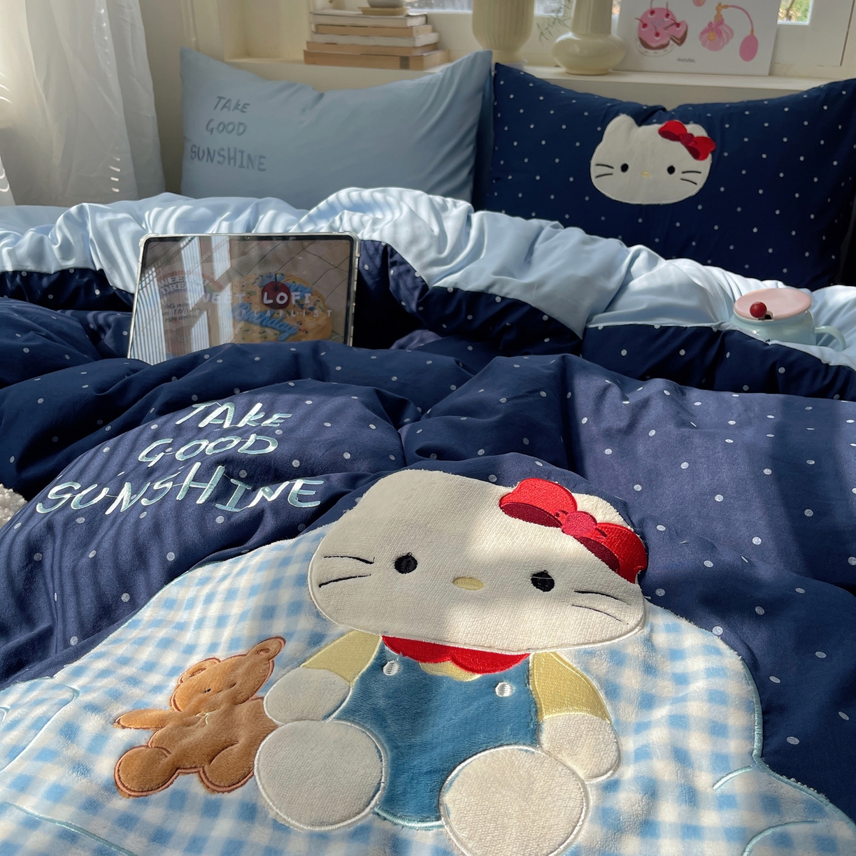 91家纺网 家纺一手货源 找家纺 贝扬思家纺 2026春夏新款云朵贴布绣绣花四件套 沙发蓝猫