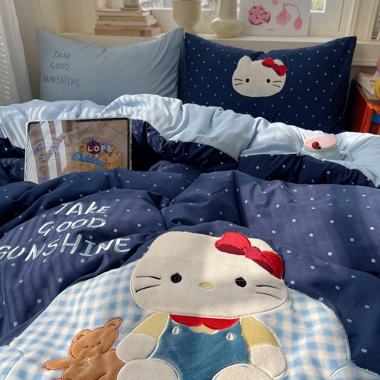 91家纺网 家纺一手货源 找家纺 贝扬思家纺 2026春夏新款云朵贴布绣绣花四件套 沙发蓝猫