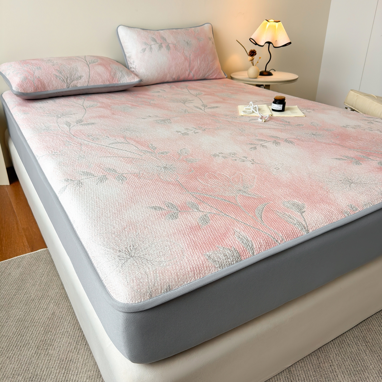 91家纺网 家纺一手货源 找家纺 柔品 2026春夏新款PE中分子床笠款凉席席子 巴黎印象 粉