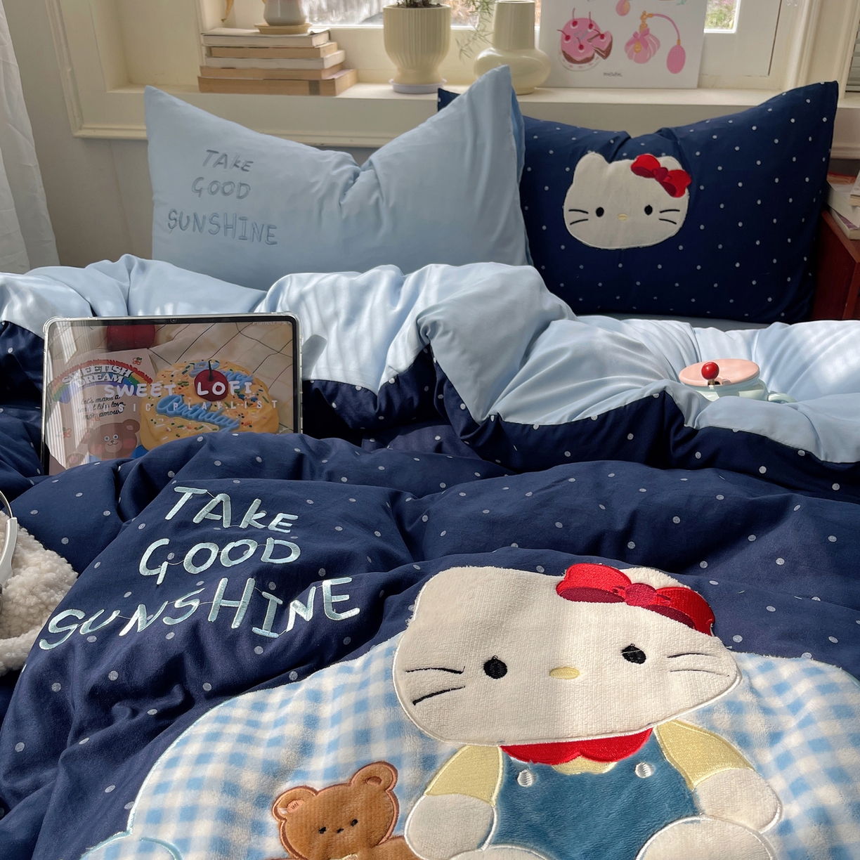 91家纺网 家纺一手货源 找家纺 贝扬思家纺 2026春夏新款云朵贴布绣绣花四件套 沙发蓝猫