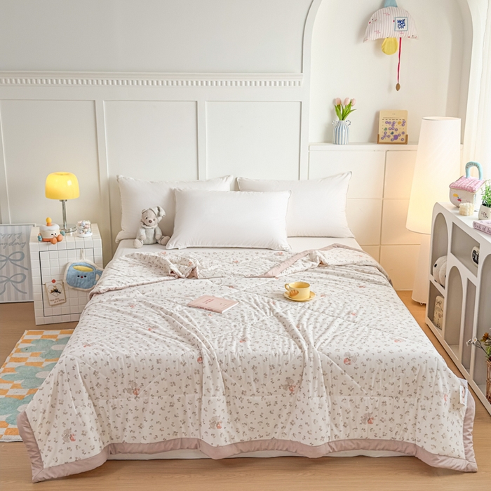 91家纺网 家纺一手货源 找家纺 帕拉美拉 2026新款A类印花冰凉丝凉感丝手包大宽边夏被 草莓甜心