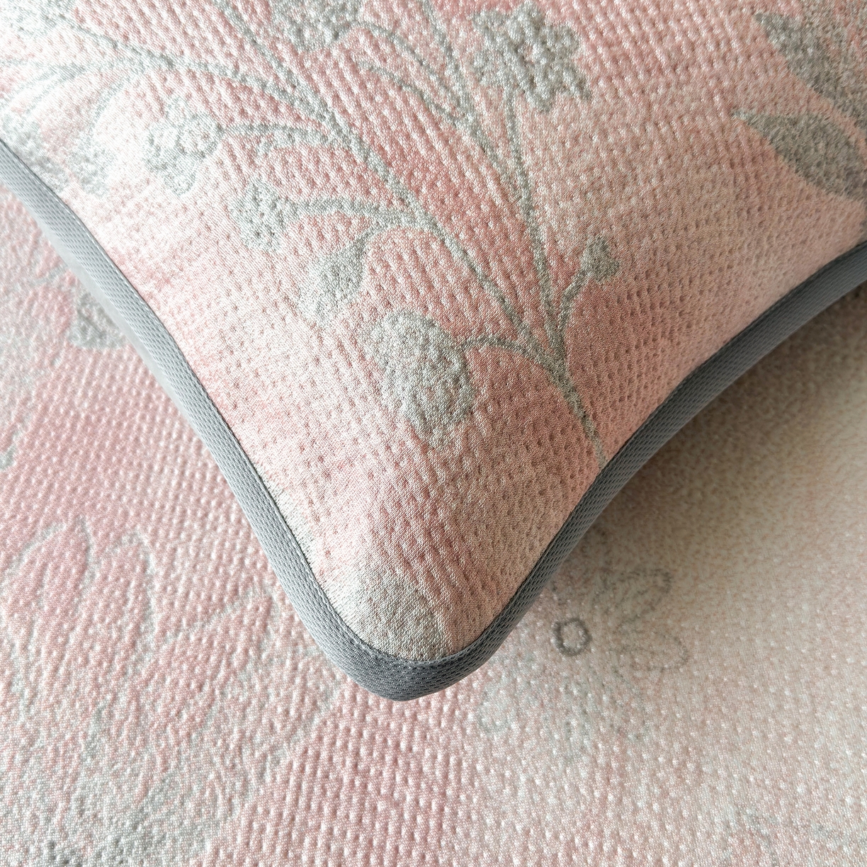 91家纺网 家纺一手货源 找家纺 柔品 2026春夏新款PE中分子床笠款凉席席子 巴黎印象 粉