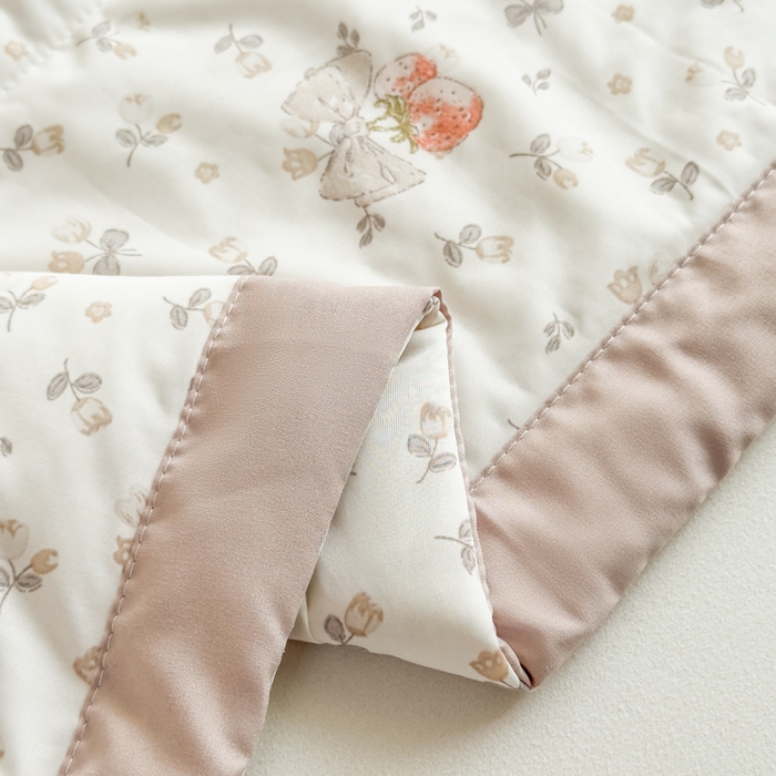 91家纺网 家纺一手货源 找家纺 帕拉美拉 2026新款A类印花冰凉丝凉感丝手包大宽边夏被 草莓甜心