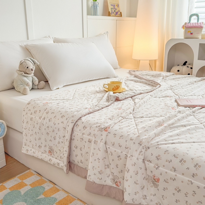 91家纺网 家纺一手货源 找家纺 帕拉美拉 2026新款A类印花冰凉丝凉感丝手包大宽边夏被 草莓甜心