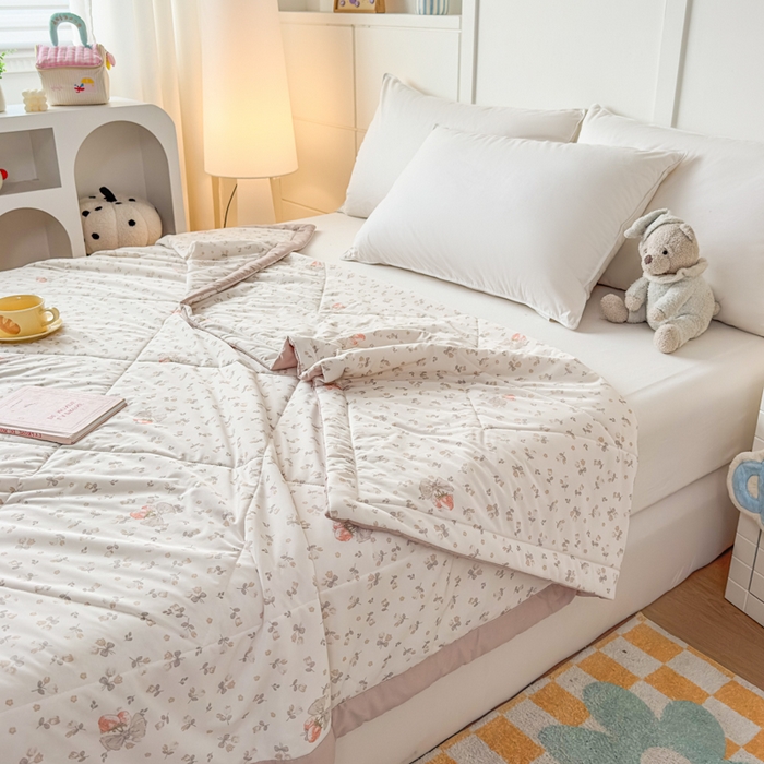 91家纺网 家纺一手货源 找家纺 帕拉美拉 2026新款A类印花冰凉丝凉感丝手包大宽边夏被 草莓甜心