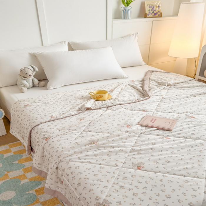 91家纺网 家纺一手货源 找家纺 帕拉美拉 2026新款A类印花冰凉丝凉感丝手包大宽边夏被 草莓甜心