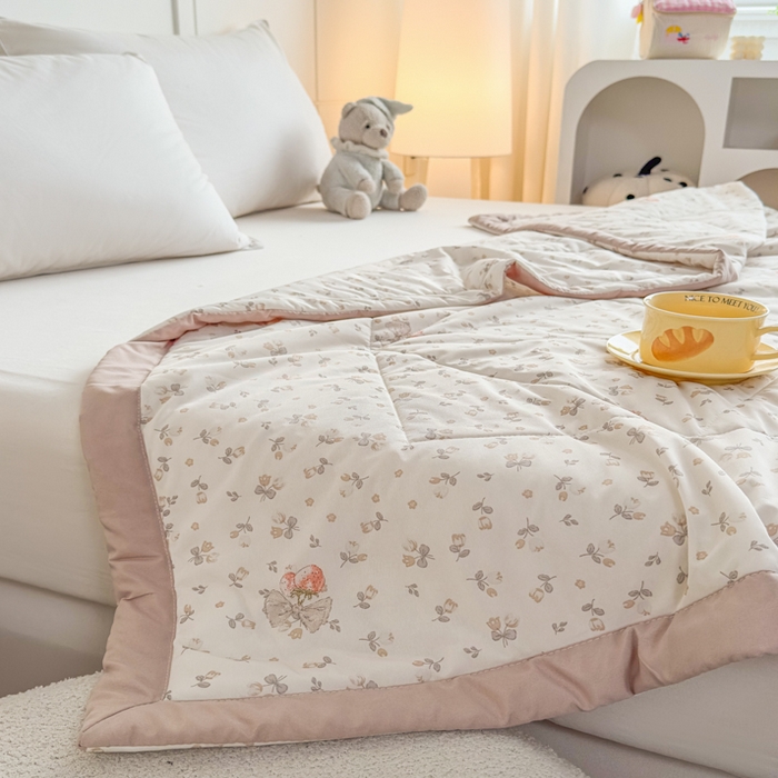 91家纺网 家纺一手货源 找家纺 帕拉美拉 2026新款A类印花冰凉丝凉感丝手包大宽边夏被 草莓甜心