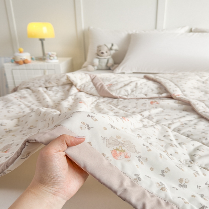 91家纺网 家纺一手货源 找家纺 帕拉美拉 2026新款A类印花冰凉丝凉感丝手包大宽边夏被 草莓甜心