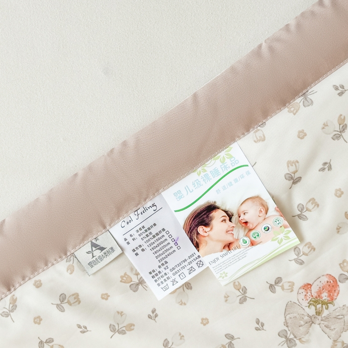 91家纺网 家纺一手货源 找家纺 帕拉美拉 2026新款A类印花冰凉丝凉感丝手包大宽边夏被 草莓甜心