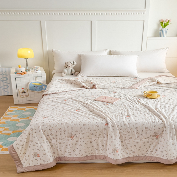 91家纺网 家纺一手货源 找家纺 帕拉美拉 2026新款A类印花冰凉丝凉感丝手包大宽边夏被 草莓甜心