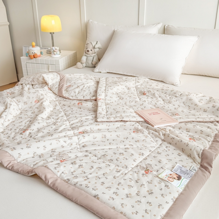 91家纺网 家纺一手货源 找家纺 帕拉美拉 2026新款A类印花冰凉丝凉感丝手包大宽边夏被 草莓甜心