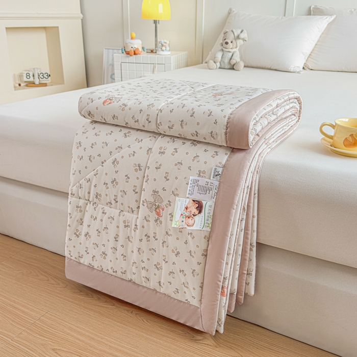 91家纺网 家纺一手货源 找家纺 帕拉美拉 2026新款A类印花冰凉丝凉感丝手包大宽边夏被 草莓甜心