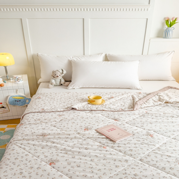 91家纺网 家纺一手货源 找家纺 帕拉美拉 2026新款A类印花冰凉丝凉感丝手包大宽边夏被 草莓甜心