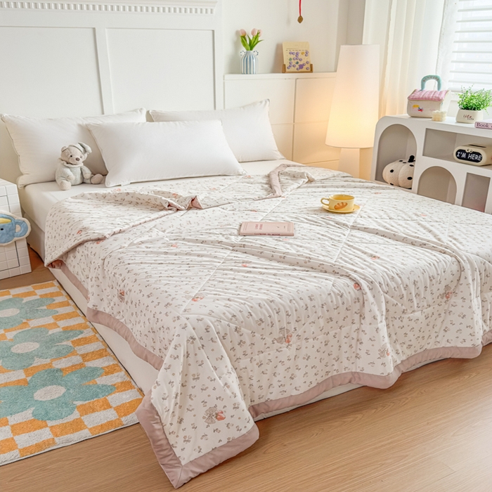 91家纺网 家纺一手货源 找家纺 帕拉美拉 2026新款A类印花冰凉丝凉感丝手包大宽边夏被 草莓甜心