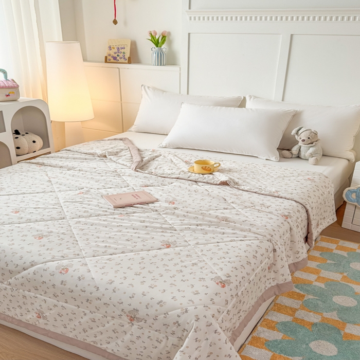 91家纺网 家纺一手货源 找家纺 帕拉美拉 2026新款A类印花冰凉丝凉感丝手包大宽边夏被 草莓甜心