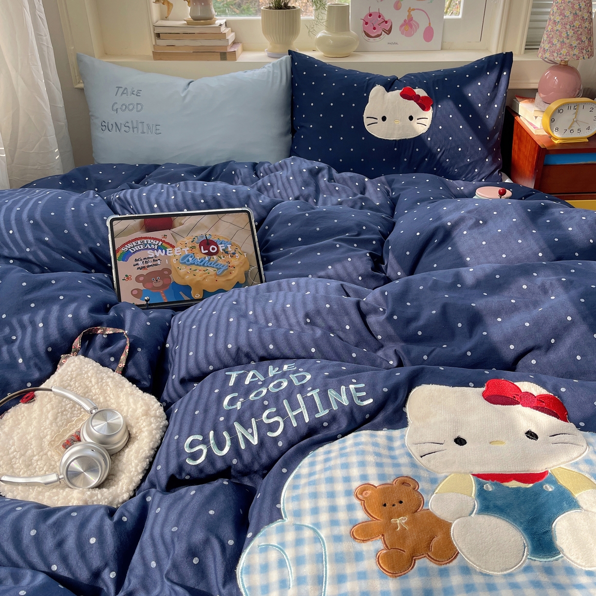 91家纺网 家纺一手货源 找家纺 贝扬思家纺 2026春夏新款云朵贴布绣绣花四件套 沙发蓝猫