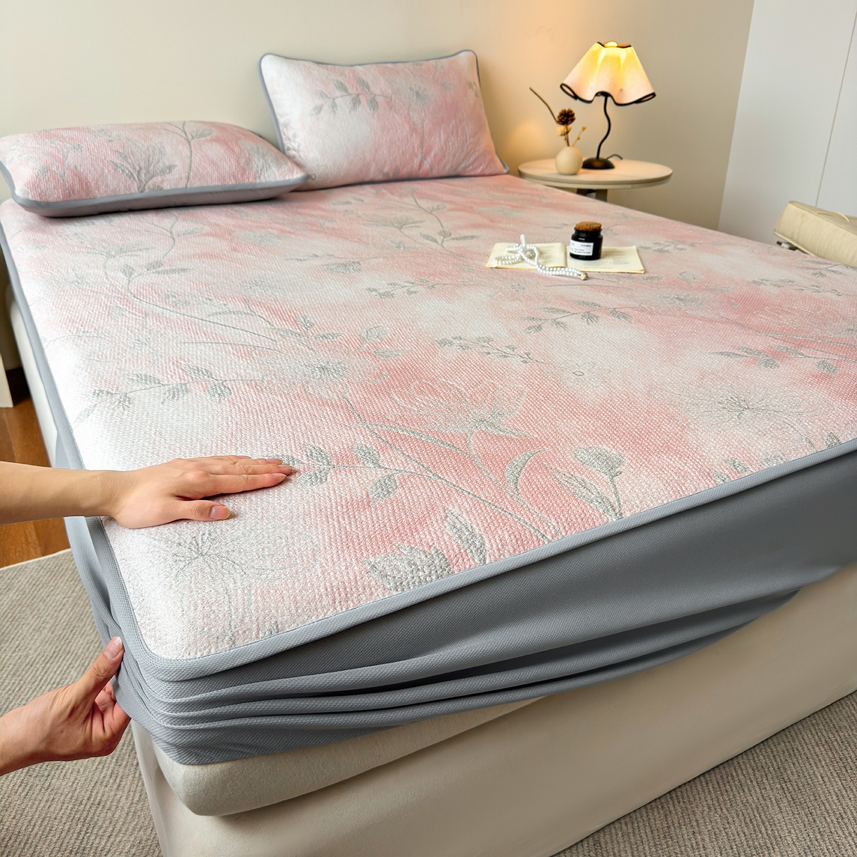 91家纺网 家纺一手货源 找家纺 柔品 2026春夏新款PE中分子床笠款凉席席子 巴黎印象 粉