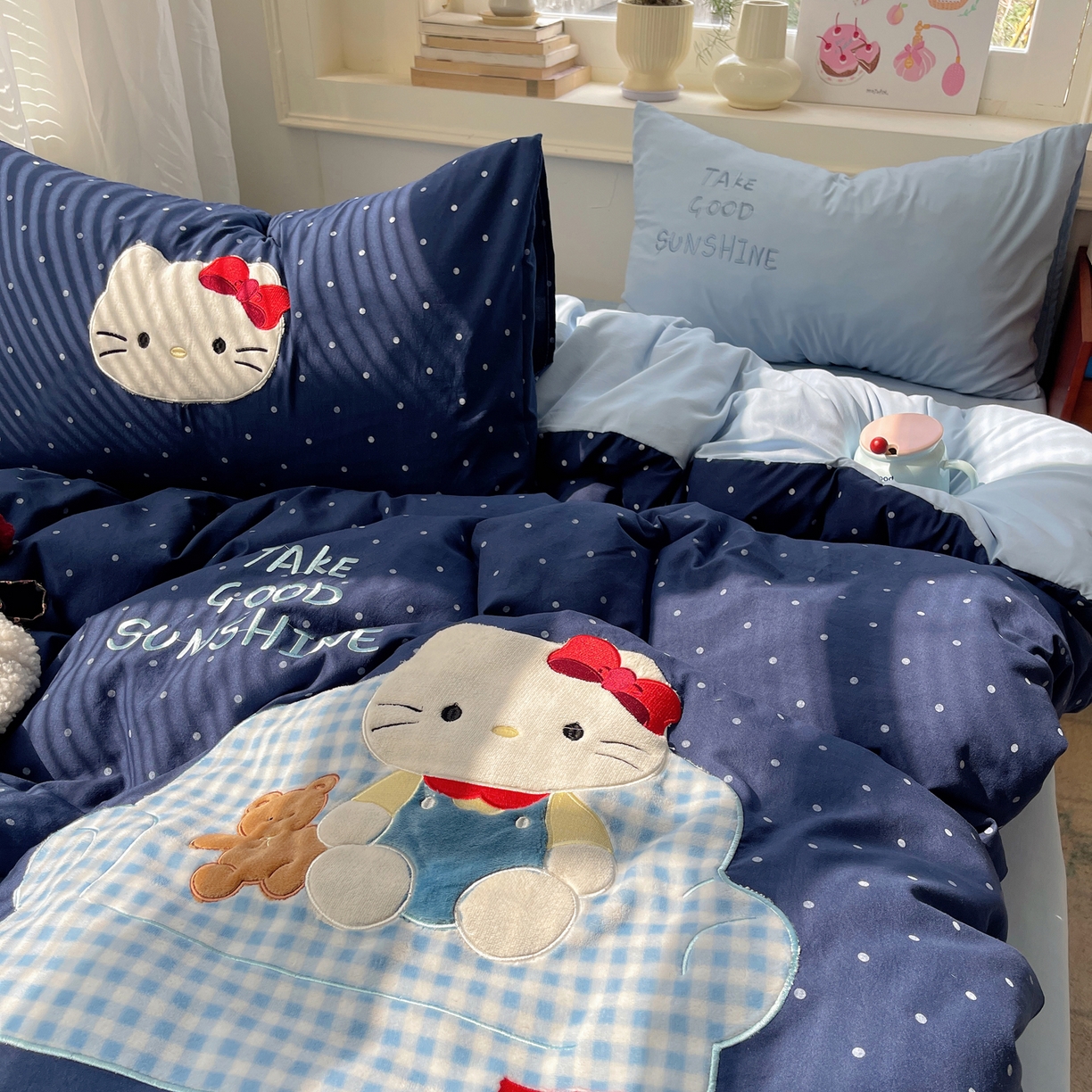 91家纺网 家纺一手货源 找家纺 贝扬思家纺 2026春夏新款云朵贴布绣绣花四件套 沙发蓝猫