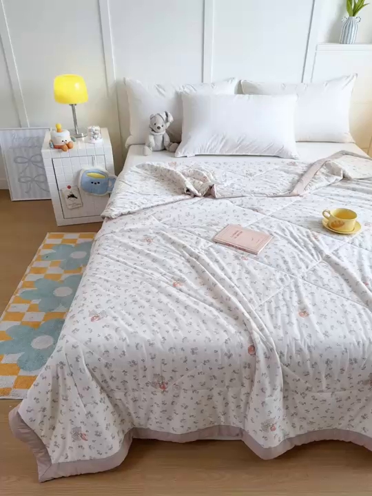 91家纺网 家纺一手货源 找家纺 帕拉美拉 2026新款A类印花冰凉丝凉感丝手包大宽边夏被 草莓甜心